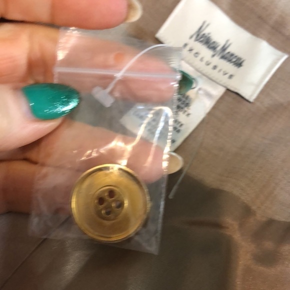 Neiman Marcus Blazer Wool Gold Buttons Tan Size 6 - Picture 9 of 10